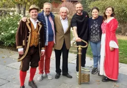 Simone Rugiati, al centro, con le Maschere Micon (Ivano Falco), Miconetta (Cinzia Garino), Giangi Giordano, l’assessora Lucia Rosso, il presidente del comitato Carnevale, Davide Marabotto